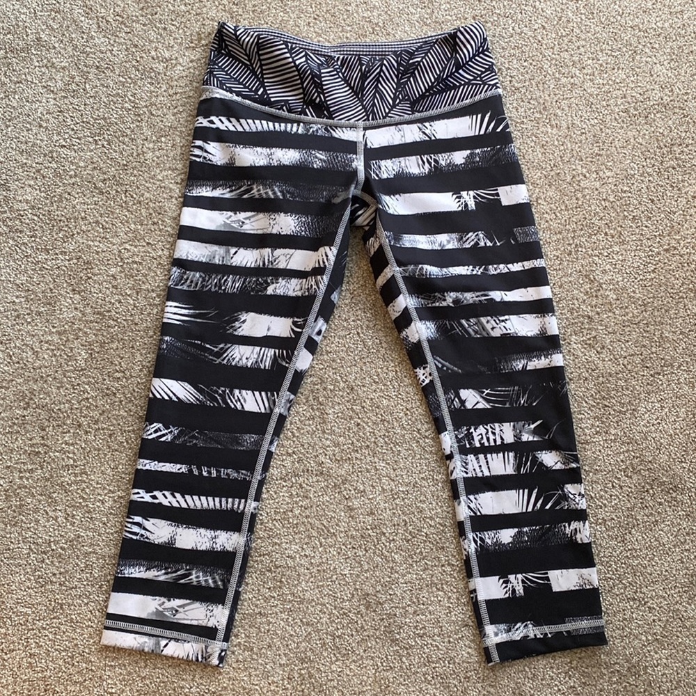 NWOT Lululemon black and white patterned capri leggings. Size 6??